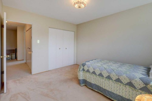 223 Willow Ridge Place Se, Calgary, AB - Indoor Photo Showing Bedroom