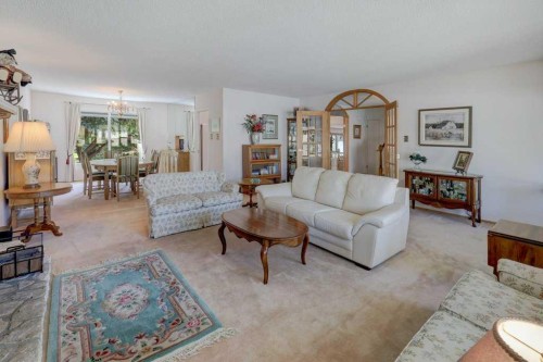 223 Willow Ridge Place Se, Calgary, AB - Indoor Photo Showing Living Room