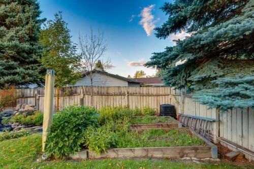 544 Brookmere Crescent Sw, Calgary, AB 