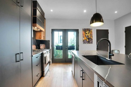 1042 13 Avenue Sw, Calgary, AB - Indoor Photo Showing Kitchen With Upgraded Kitchen