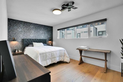 1042 13 Avenue Sw, Calgary, AB - Indoor Photo Showing Bedroom