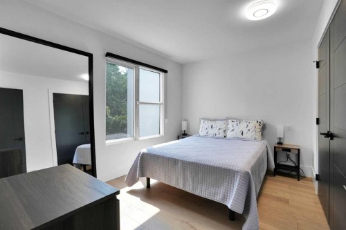 1042 13 Avenue Sw, Calgary, AB - Indoor Photo Showing Bedroom