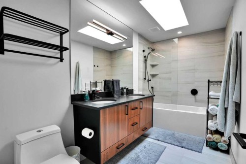 1042 13 Avenue Sw, Calgary, AB - Indoor Photo Showing Bathroom