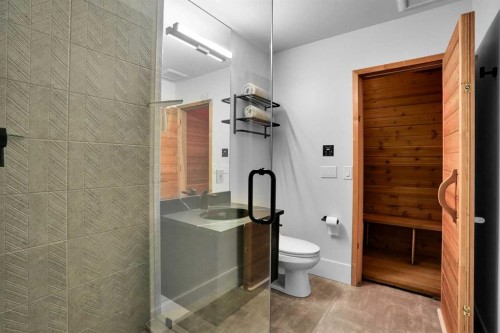 1042 13 Avenue Sw, Calgary, AB - Indoor Photo Showing Bathroom