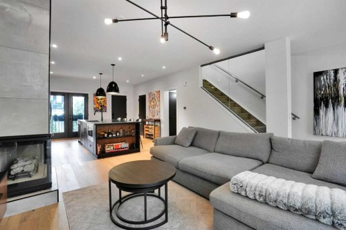 1042 13 Avenue Sw, Calgary, AB - Indoor Photo Showing Living Room