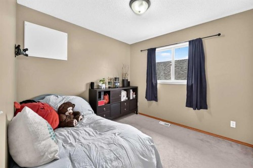 27 Erin Meadow Crescent Se, Calgary, AB - Indoor Photo Showing Bedroom