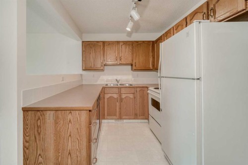 15 Harvest Glen Heights Ne, Calgary, AB - Indoor Photo Showing Kitchen With Double Sink
