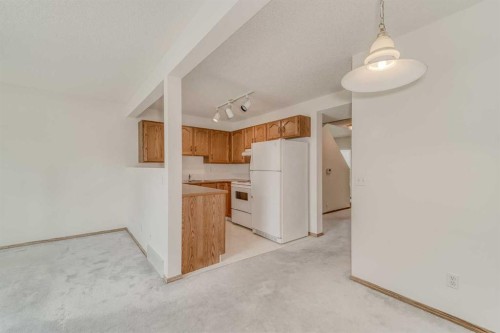 15 Harvest Glen Heights Ne, Calgary, AB - Indoor Photo Showing Kitchen