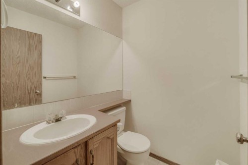 15 Harvest Glen Heights Ne, Calgary, AB - Indoor Photo Showing Bathroom