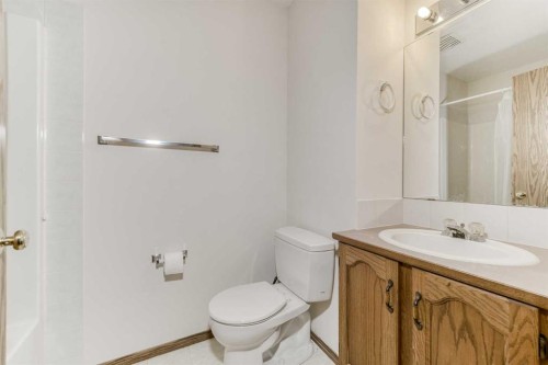 15 Harvest Glen Heights Ne, Calgary, AB - Indoor Photo Showing Bathroom