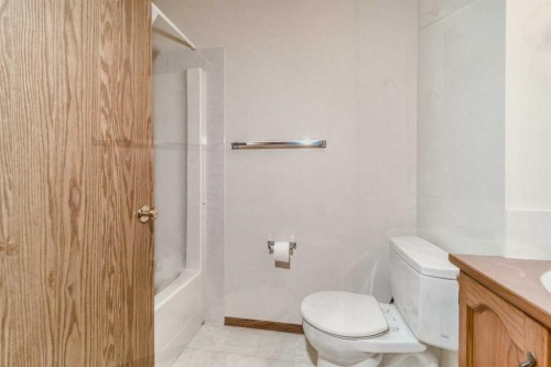 15 Harvest Glen Heights Ne, Calgary, AB - Indoor Photo Showing Bathroom