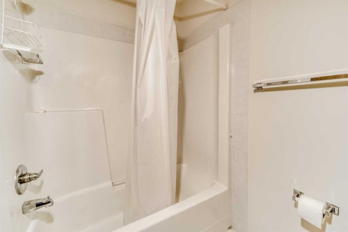 15 Harvest Glen Heights Ne, Calgary, AB - Indoor Photo Showing Bathroom