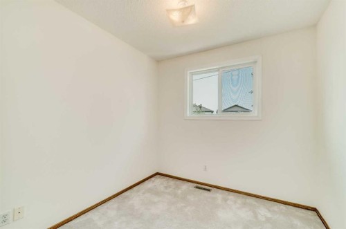 15 Harvest Glen Heights Ne, Calgary, AB - Indoor Photo Showing Other Room