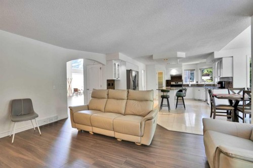 132 Evergreen Close Sw, Calgary, AB - Indoor Photo Showing Living Room