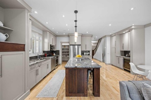 211 32 Avenue Nw, Calgary, AB - Indoor Photo Showing Kitchen With Double Sink With Upgraded Kitchen