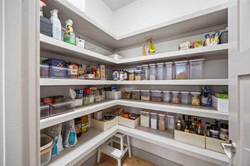 211 32 Avenue Nw, Calgary, AB - Indoor With Storage