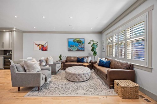 211 32 Avenue Nw, Calgary, AB - Indoor Photo Showing Living Room