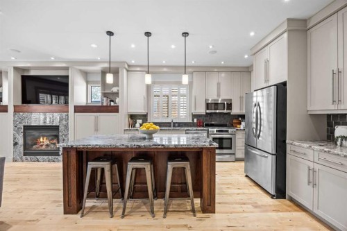 211 32 Avenue Nw, Calgary, AB - Indoor Photo Showing Kitchen With Upgraded Kitchen
