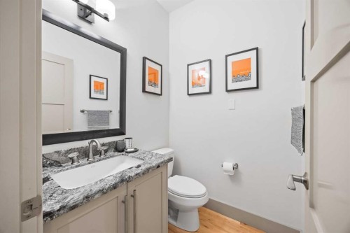 211 32 Avenue Nw, Calgary, AB - Indoor Photo Showing Bathroom
