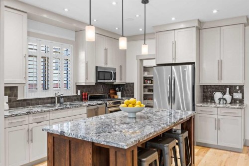211 32 Avenue Nw, Calgary, AB - Indoor Photo Showing Kitchen With Double Sink With Upgraded Kitchen