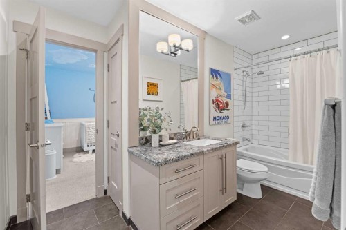 211 32 Avenue Nw, Calgary, AB - Indoor Photo Showing Bathroom