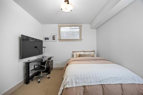 211 32 Avenue Nw, Calgary, AB - Indoor Photo Showing Bedroom