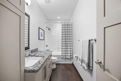 211 32 Avenue Nw, Calgary, AB - Indoor Photo Showing Bathroom