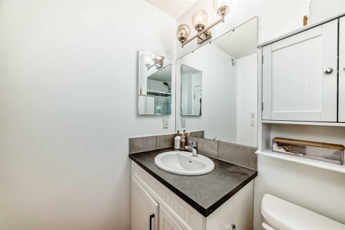 43 Masters Square Se, Calgary, AB - Indoor Photo Showing Bathroom