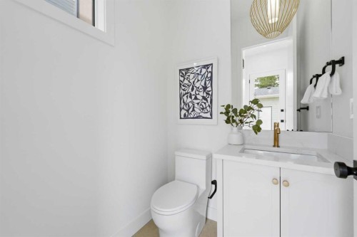 4507 17 Street Sw, Calgary, AB - Indoor Photo Showing Bathroom