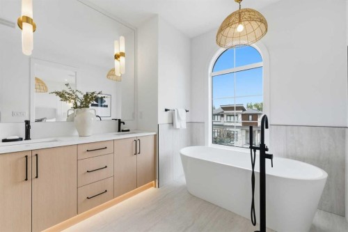 4507 17 Street Sw, Calgary, AB - Indoor Photo Showing Bathroom