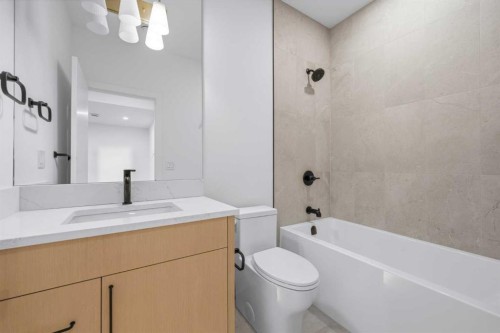 4507 17 Street Sw, Calgary, AB - Indoor Photo Showing Bathroom