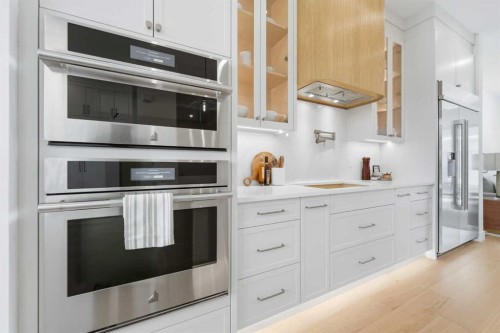 4507 17 Street Sw, Calgary, AB - Indoor Photo Showing Kitchen With Upgraded Kitchen
