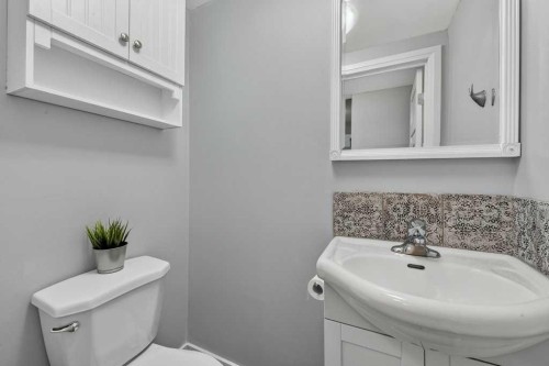 3046 32A Avenue Se, Calgary, AB - Indoor Photo Showing Bathroom