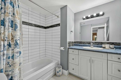 3046 32A Avenue Se, Calgary, AB - Indoor Photo Showing Bathroom
