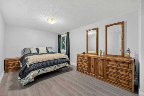 3046 32A Avenue Se, Calgary, AB - Indoor Photo Showing Bedroom