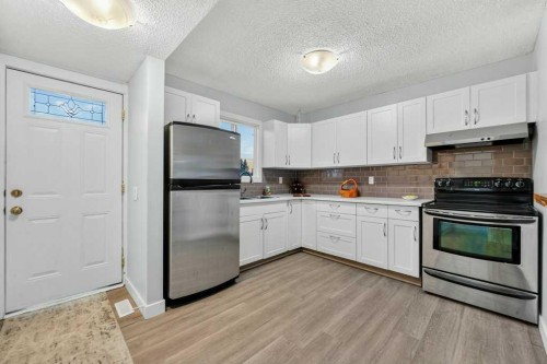 3046 32A Avenue Se, Calgary, AB - Indoor Photo Showing Kitchen
