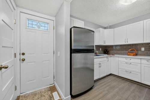 3046 32A Avenue Se, Calgary, AB - Indoor Photo Showing Kitchen