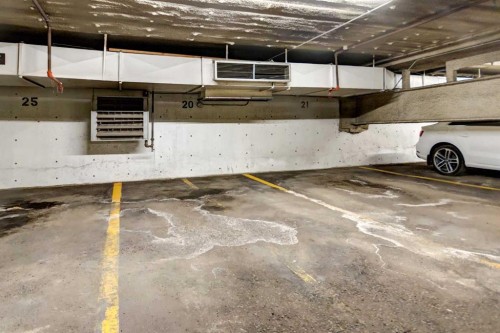 20-821 3 Avenue Sw, Calgary, AB - Indoor Photo Showing Garage