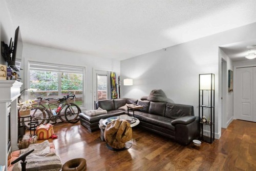108-114 15 Avenue Sw, Calgary, AB - Indoor Photo Showing Living Room