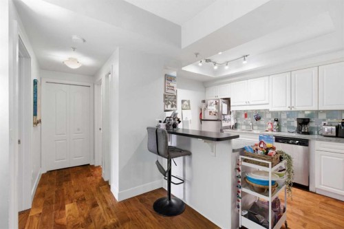 108-114 15 Avenue Sw, Calgary, AB - Indoor Photo Showing Kitchen