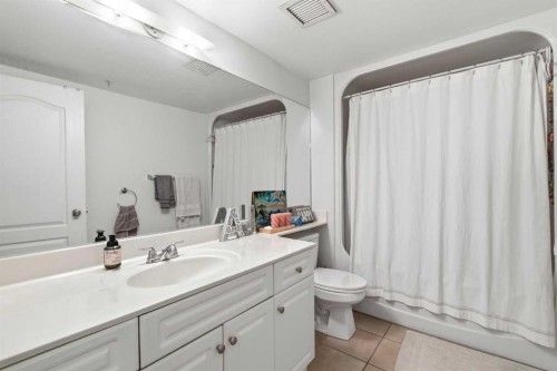 108-114 15 Avenue Sw, Calgary, AB - Indoor Photo Showing Bathroom