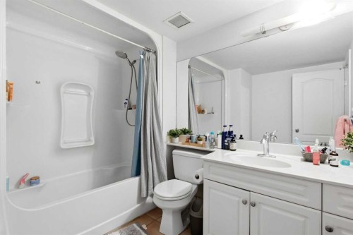 108-114 15 Avenue Sw, Calgary, AB - Indoor Photo Showing Bathroom