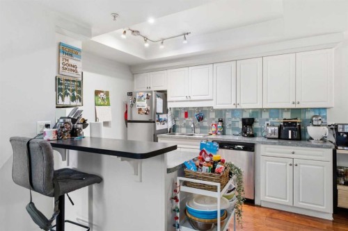108-114 15 Avenue Sw, Calgary, AB - Indoor Photo Showing Kitchen