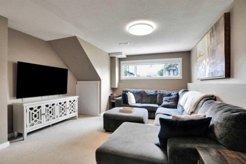 115 Abingdon Crescent Ne, Calgary, AB - Indoor Photo Showing Living Room