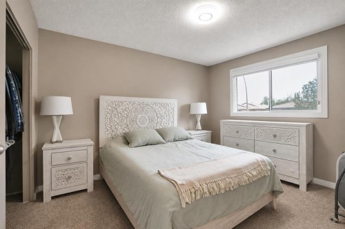 115 Abingdon Crescent Ne, Calgary, AB - Indoor Photo Showing Bedroom