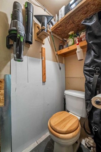 31 Elgin Green Se, Calgary, AB - Indoor Photo Showing Bathroom