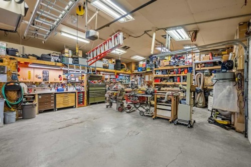 31 Elgin Green Se, Calgary, AB - Indoor Photo Showing Garage