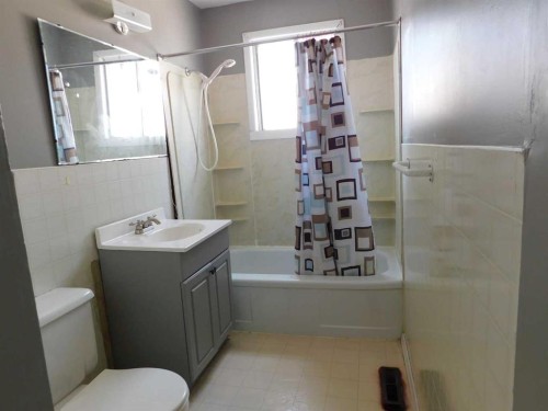 122 44 Avenue West, Claresholm, AB - Indoor Photo Showing Bathroom