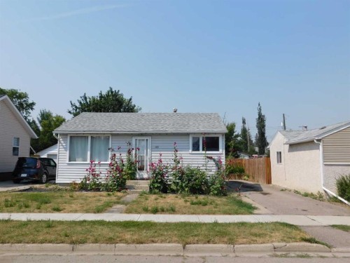 122 44 Avenue West, Claresholm, AB - Outdoor