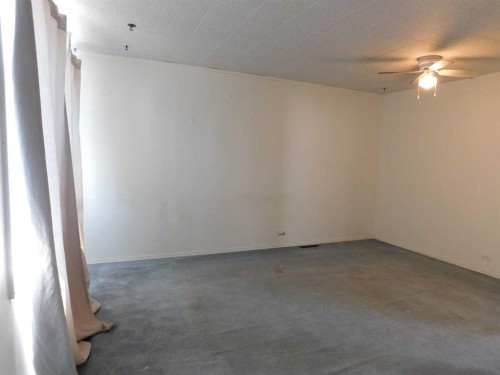 122 44 Avenue West, Claresholm, AB - Indoor Photo Showing Other Room